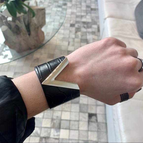 Black Croc Leather Silver V Cut Cuff Bracelet - Picture 11 of 11